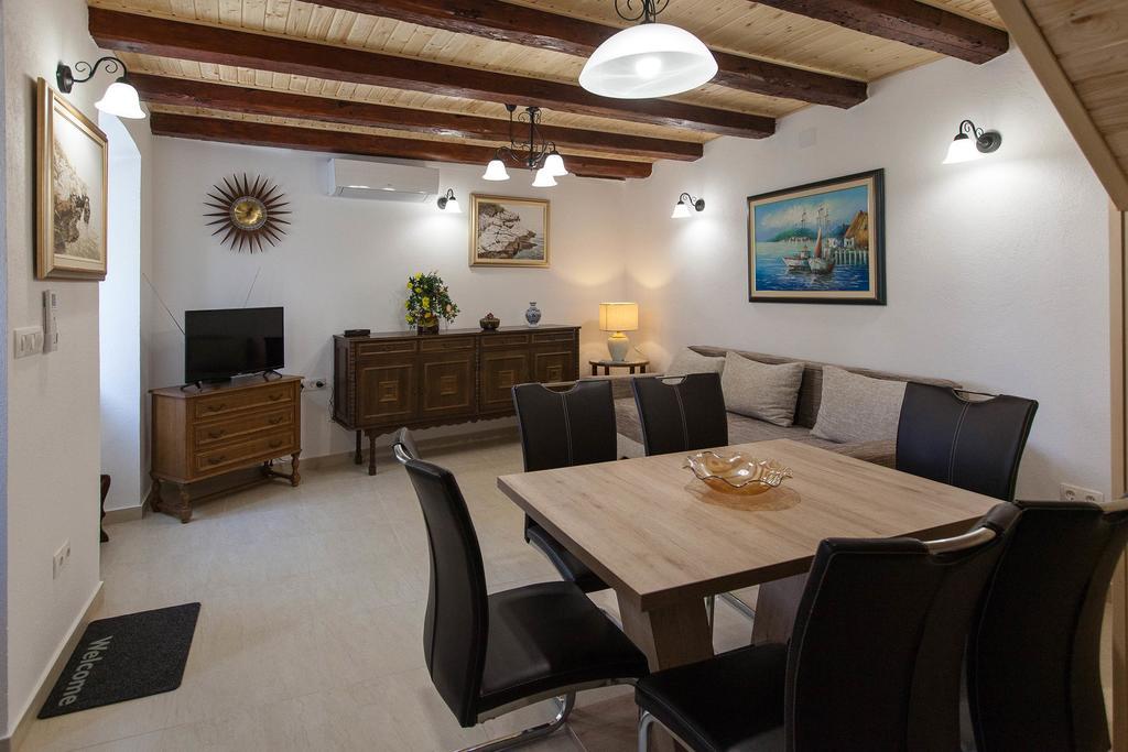 Holiday Home Nika 오미살즈 외부 사진
